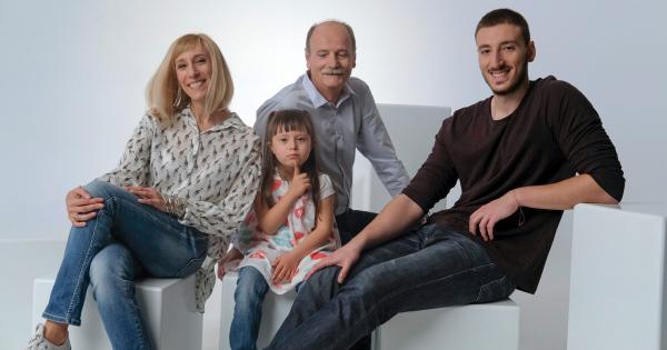 Мария Касимова Моасе
Когато ми отваря вратата на дома им първото което