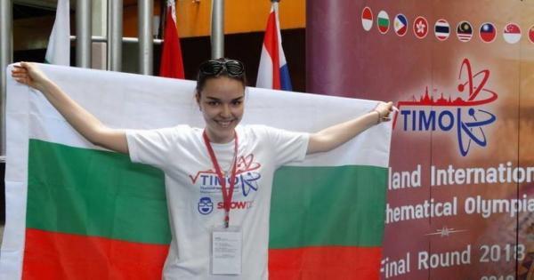 Десетокласничката Любомира Димитрова от СУ Николай Катранов в Свищов се