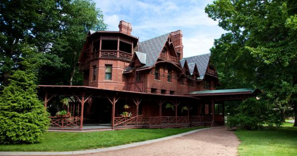 Донякъде параход донякъде средновековна крепост донякъде часовник с кукувица –