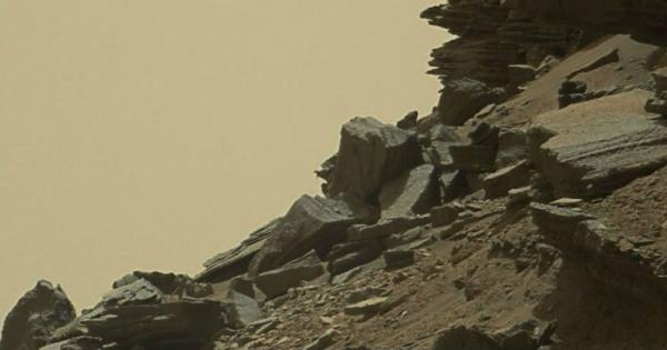 Роувърът Кюриосити в момента изследва долните части на марсианския връх