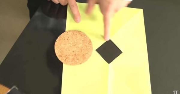 Можете ли да прекарате кръгъл диск през малко по малка квадратна