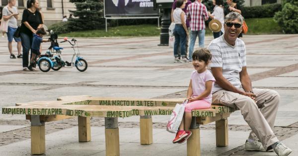 Случайните минувачи които днес са преминали през градинката на Народния