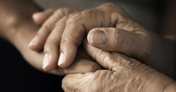 Силует на човек се изправя пред вас Може да е