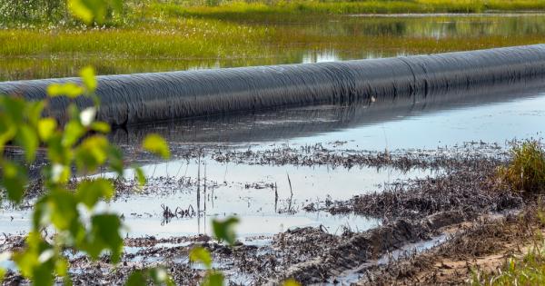 Повреден тръбопровод изля 176 хиляди галона суров петрол в рекичка