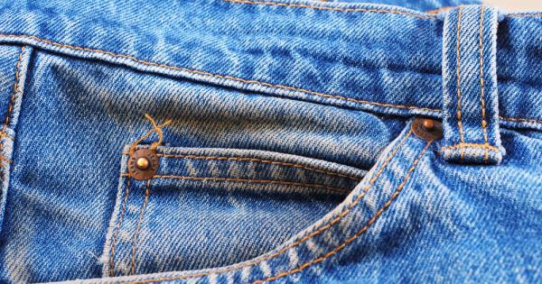 В предния десен джоб на всички дънки има още един