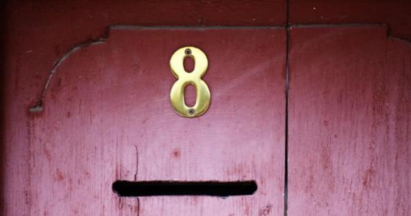 Наскоро една жена отваря своята входна врата и открива ненадписан