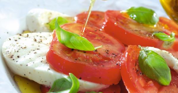 Домати и босилек вино и сирене пъпеш и прошуто –