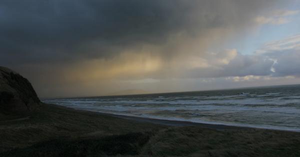 Плажът Муриуай се наводни с хора които искаха да видят