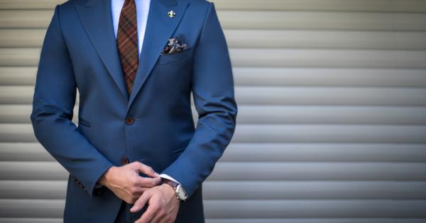 Разкопчаното долно копче на мъжкото сако не е някакъв моментен