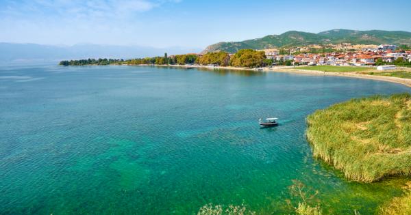 Охридското езеро е най-дълбокото езеро на Балканския полуостров, разделено между