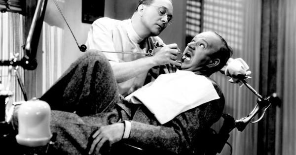 Зъболекарят Уилям Мортън използва етер като обезболяващо средство върху свой