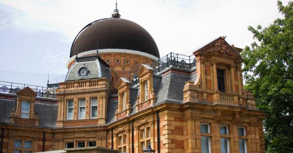 Меридианът който минава през нея е приет за нулев и