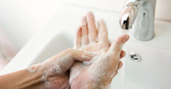 Изплакването с топла вода и сапун за около 15 20 секунди