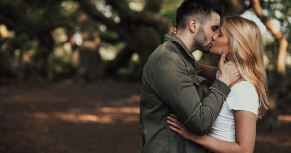 Дългогодишните партньори навярно знаят че с времето целувките стават все