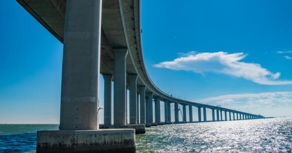 След 9 години строителство и противоречия Китай откри умопомрачаваща конструкция