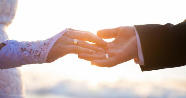 На много места по света безименният пръст се нарича пръст