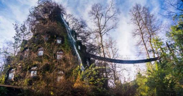 Тази приказна конична структура която се намира в Нелтуме Чили