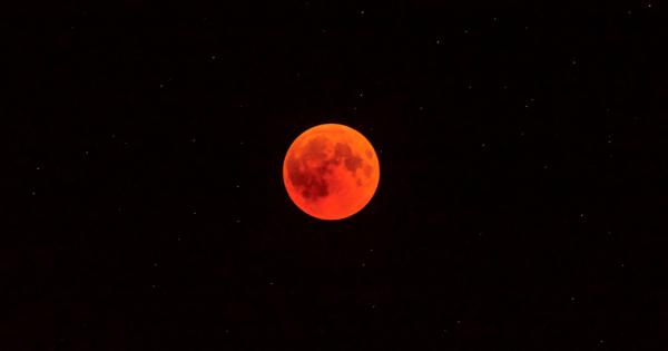 Почти при всяка своя промяна Луната нашият естествен спътник получава