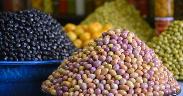 Маслиновото дърво Olea ferruginea Royle е едно от най важните овощни