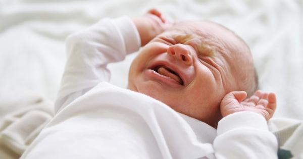 Младите родители винаги са готови да утешат плачещото дете и