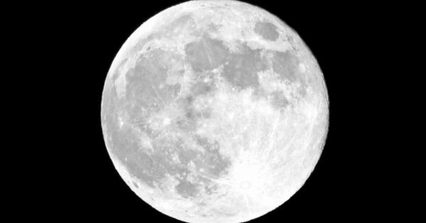 Пълнолуние е Поглеждате към небето Луната е прекрасна нали Мислите