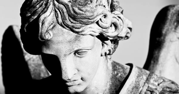 Небесните ангели често поглеждали към Земята Някои плачели за болките