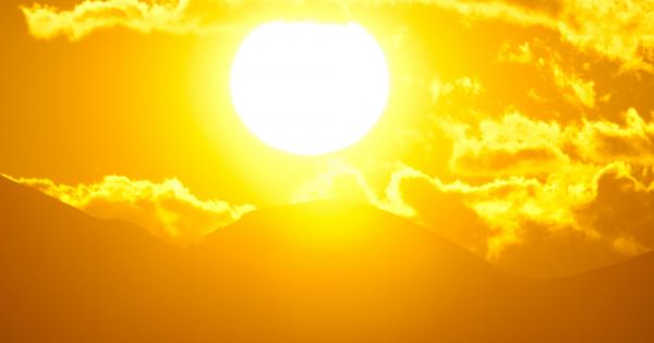 Мъж отсяда в хотел в Австралия В стаята има компютър