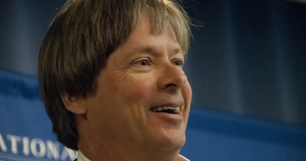 Дейв Бари е американски автор носител на наградата Пулицър Освен