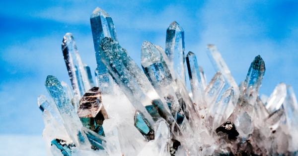 Много кристали имат характерна форма - като каскада от остър