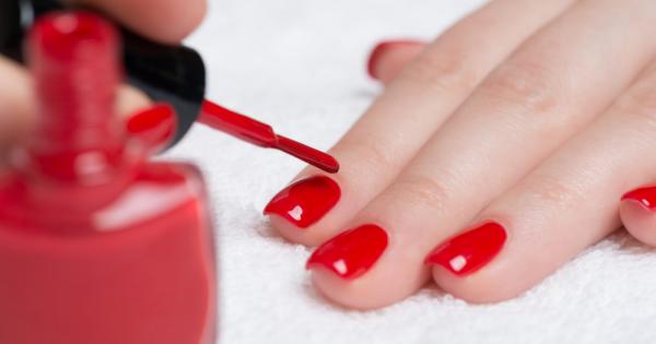 Както е известно непрекъснатото лакиране изсушава ноктите и те пожълтяват