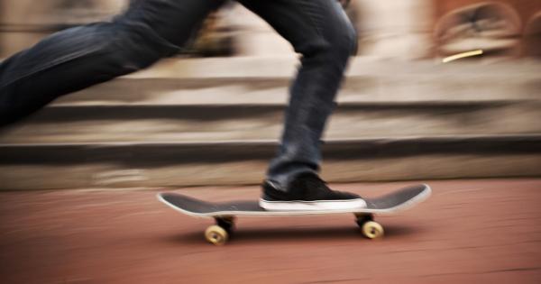 Защитен само със скоростен костюм и шлем амерканският скейтбордист успя