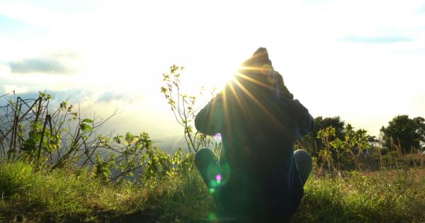 На една самотна планина живееха двама отшелници Те се молеха