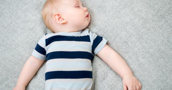 Плоска сплескана крива – понякога през първите месеци главичката на бебето