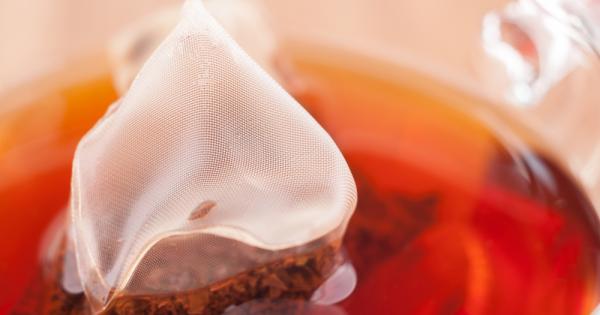 Как пиете чая си С мляко захар и милиарди частици микропластмаса…
Множество