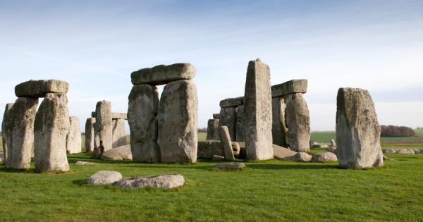 Стоунхендж заедно с Египетските пирамиди е най известният създаден от хора