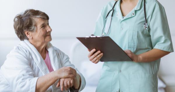 Баба отива на контролен преглед при лекуващия си лекар и