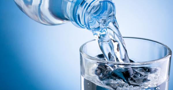 Защо хората плащат толкова много пари за бутилирана вода когато