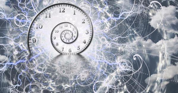 Пред очите ви е красив старинен часовник с махало Тик