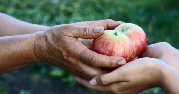 Дори мъничко щедрост към другите прави хората по щастливи установява психологическо