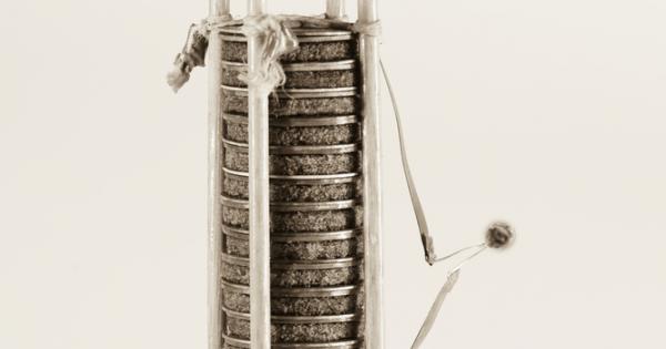 Александро Волта открива и изработва първата електрическа батерия Тя се