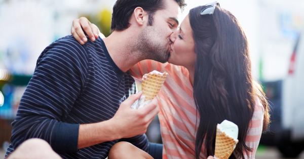 Поглед впит в очите на любимия човек пеперудки в стомаха