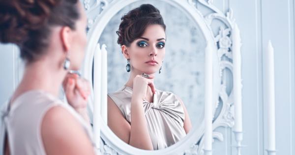 Сигурно ви е познато човекът който ви гледа от огледалото