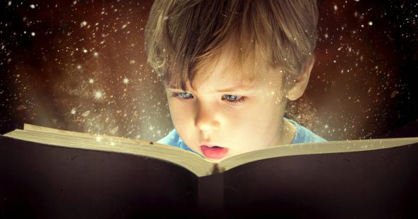 Малките деца чиито родители им четат по пет приказки на