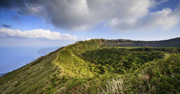 Остров Аогашима е вулканичен кратер В него живеят около 170 души