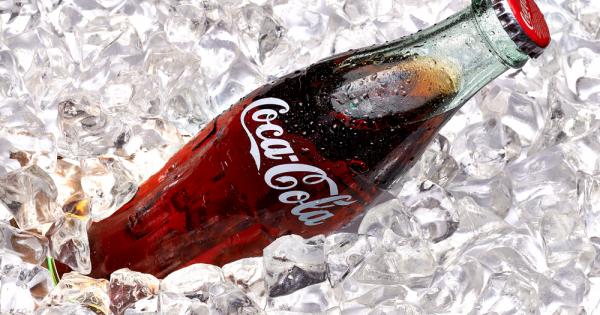 Фармацевтът Джон Пембъртън започва да продава напитката Кока-Кола като лекарство