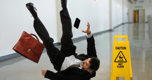 Един човек си върви по улицата гледа разсеяно нагоре и