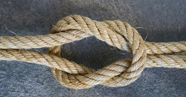 Имате 2 въжета Когато ги запалите от единия край и