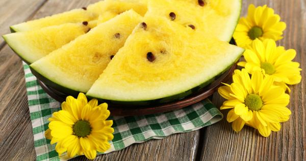 Отвън тази диня изглежда като най обикновена Зелена с тъмни ивици Отвътре