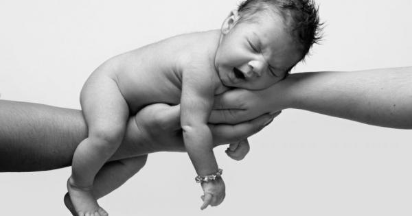 Непосредствено след раждането контактът на таткото с бебето е не