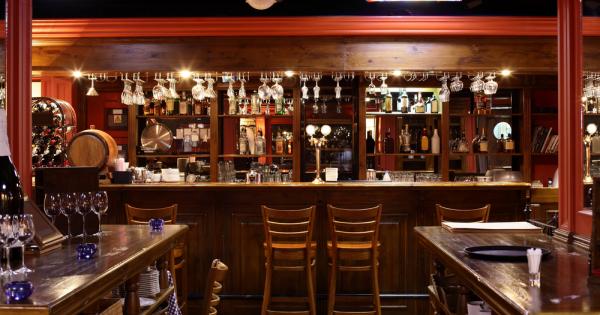 Собственик на коктейл бар във Великобритания се обърна към физиката